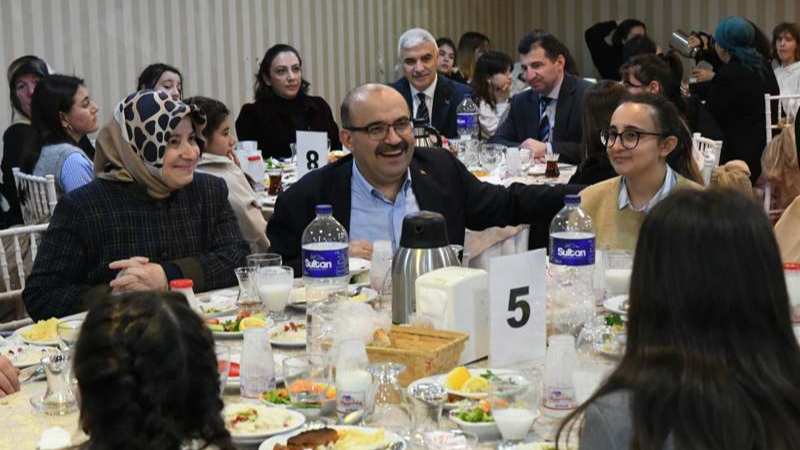 Vali Ustaoğlu, çocuklarla iftarda bir araya geldi