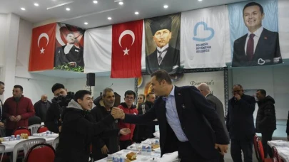 Ahmet Akın, Dursunbey’de binlerce kişiyle iftar yaptı