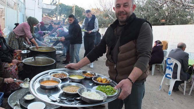 Burhaniye'de Toplu İftar Geleneği Devam Ediyor