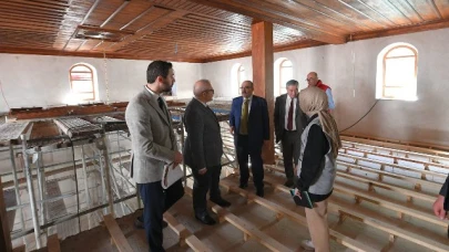 Vali İsmail Ustaoğlu, Alaca Mescit Camii'nde çalışmaları yerinde inceledi.