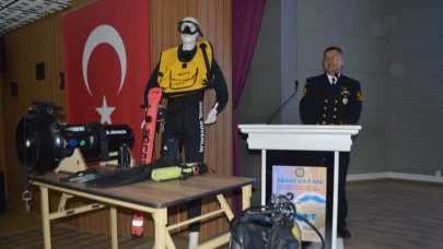 Ayvalık’ta Sahil Güvenlik Turizm Lisesi Öğrencilerine Mavi Vatan’ı Anlattı