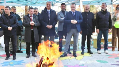 Edremit’te nevruz ateşi yakıldı, öğrenciler atladı