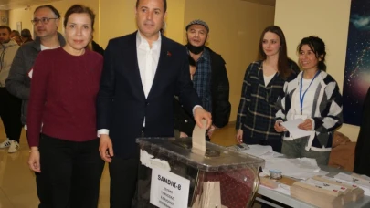 Başkan Akın, eşiyle birlikte demokrasi için oyunu kullandı