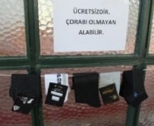 BURHANİYE’DE CAMİDE ÇORAPLAR ÜCRETSİZ