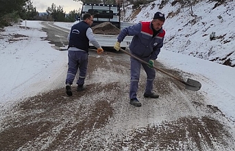 Burhaniye'de Kırsal Yolları Tuzlanıyor