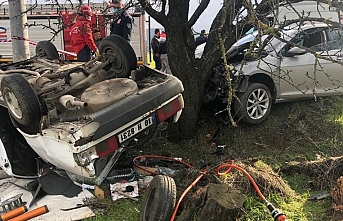 Burhaniye'deki kazada öndeki araç takla attı, arkadan gelen araç zeytinlik alana girdi:1 ölü
