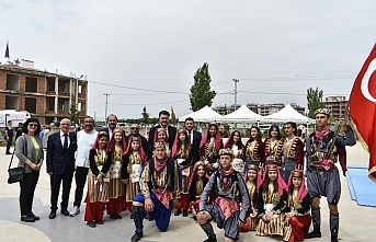 Havran'da kutlamalar kortej yürüyüşüyle başladı.