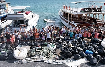 Adalardan tonlarca çöp toplandı