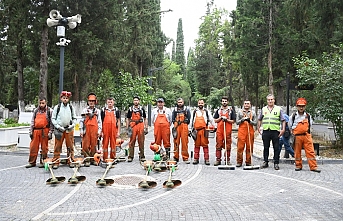 Büyükşehir, mezarlıkları bayrama hazırlıyor