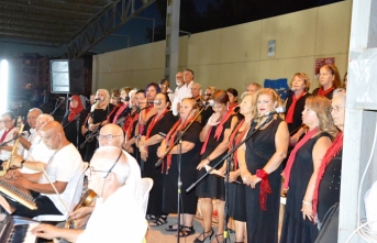 Ayvalık-Küçükköy Halk Müziği'nin konserine ilgi yoğun oldu