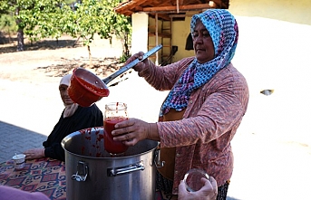 Salça makinesi domates üreticisinin yüzünü güldürdü