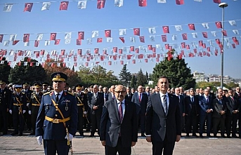 Balıkesir'de 29 Ekim coşkusu çelenklerin sunulması ile başladı