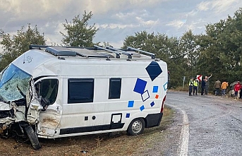 Balya'da biri yabancı plakalı minibüsler çarpıştı: 8 yaralı