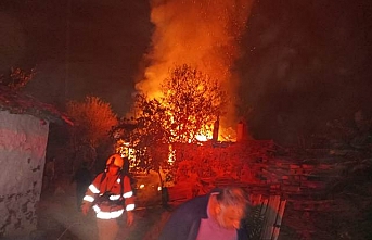 Karesi’de metruk bina alev alev böyle yandı