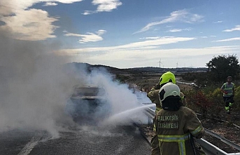 Yanan otomobil karayolunu duman altında bıraktı