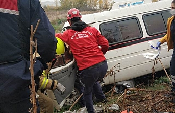 Susurluk’ta çalıntı minibüs kaza yaptı, yaralandı