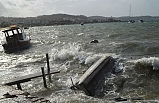 Ayvalık’ta kuvvetli fırtına hayatı felç etti