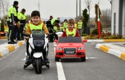 Dikkat direksiyonda çocuk var. Bu yolların şoförü çocuklar  BALIKESİR