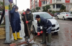 Semt pazarına çizme ile gelen vatandaşlar alışveriş yapabildi