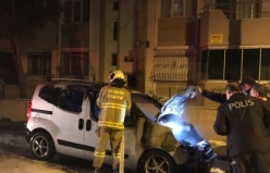 Balıkesir’in Edremit ilçesinde park halinde yanan araç, önündeki aracın da kısmen yanmasına neden oldu.