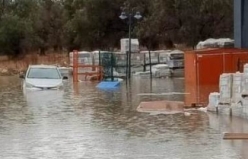 Edremit'te yollar dere oldu, aktı, direk devrildi, araçlar yolda kaldı.