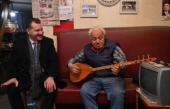 Başkan Yılmaz halkın içinde. Yücel Yılmaz, dikiş dikti, esnaf ise kendisine bağlama çaldı BALIKESİR