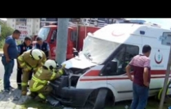 Edremit'te ambulansın karıştığı kazada kavşak savaş alanına döndü: 2 yaralı