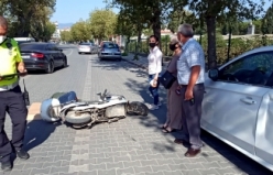 Elektrikli bisiklet park halindeki otomobilin kapısına çarptı, sürücü yaralandı