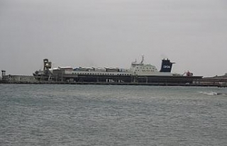 Çanakkale’de yanan Ro-Ro gemisi limana yanaştırıldı