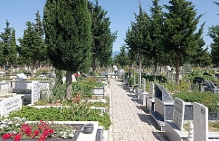 Burhaniye'de bayram öncesi mezarlık temizliği