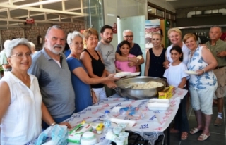 Ayvalık'ta ÇYDD'den kardelenlere pilav...