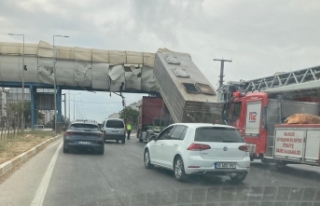 Bandırma'da tır üst geçide çarptı, felaketin...