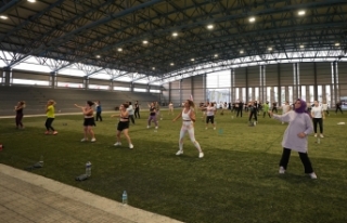 Kadınlar, Büyükşehir’in kurslarında Zumba yapıyor