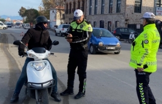 Ayvalık'ta trafik polisi eksik evraklı ve kasksız...