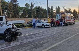 Altıeylül'de araçlar çarpıştı: Sıkışan kişinin yardımına itfaiye ekipleri koştu