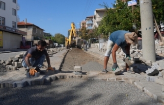 Burhaniye'de yollar yenileniyor