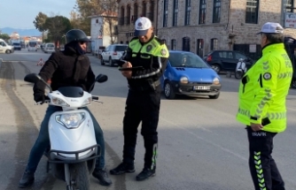 Ayvalık'ta trafik polisi eksik evraklı ve kasksız motosiklet sürücülerine geçit vermiyor