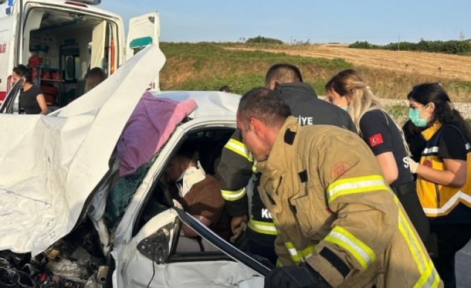 Bandırma'daki kazada demir yığınına dönen bu araçta sıkışıp kaldılar: 2 kişi yaralı