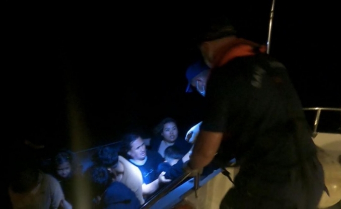 Ayvalık’ta Sahil Güvenlik Türk karasularına itilen 14 düzensiz göçmen ve 13 çocuğu kurtardı