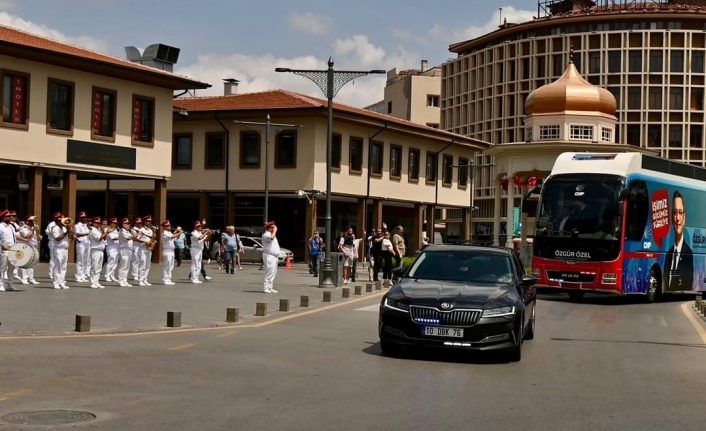 CHP Genel Başkanı Özgür Özel, Balıkesir'de bando merasimi ile karşılandı