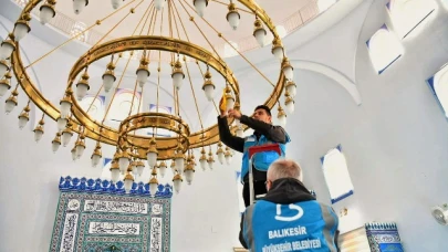 Balıkesir’de camiler Ramazan’a gül suyu ile yıkanarak hazır hale getirildi.