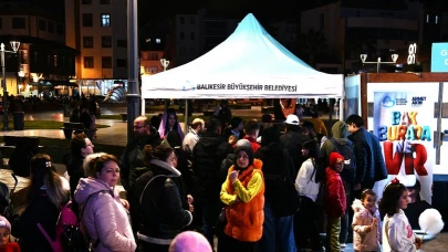 Balıkesir'de Ramazan coşkusu Zağnos Paşa Camii Meydanı'nda yaşanıyor