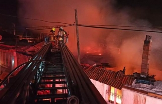 Balıkesir Altıeylül'de çıkan yangında mahalle ateş içinde kaldı