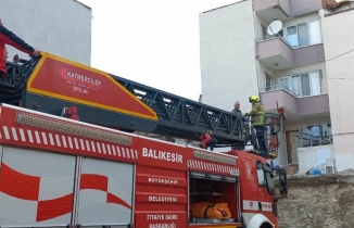 Balıkesir'de temel kazasında apartmanın giriş yolu çöktü. Mahsur kalanların yardımına itfaiye ekipleri koştu. BALIKESİR