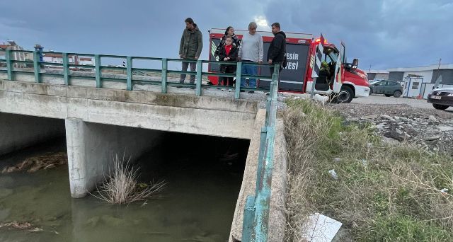 Ayvalık’ta Derede Mahsur Kalan Yavru Kedi Böyle Kurtarıldı